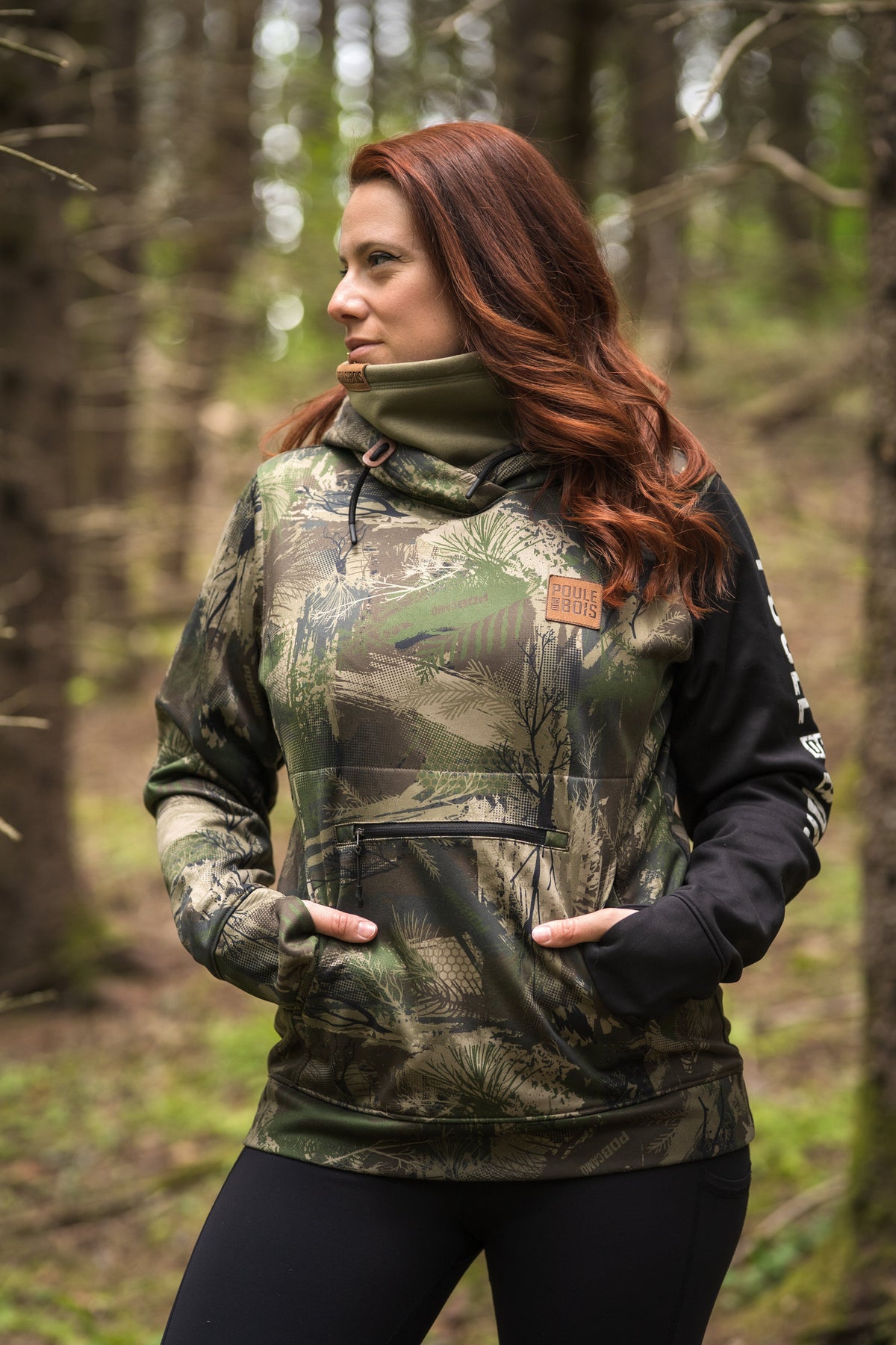Hoodie à couette camo Poule des Bois pour femme, vue de face avec poche avant