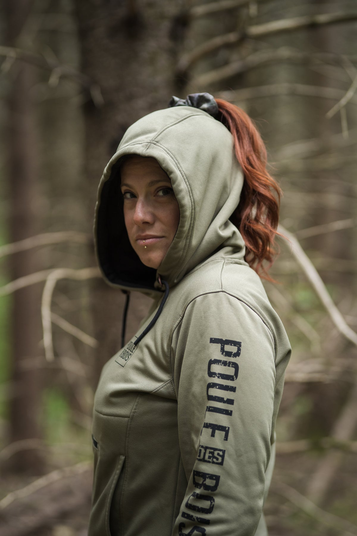 Capuchon du hoodie Elva olive avec ouverture pour couette haute et logo sur la manche