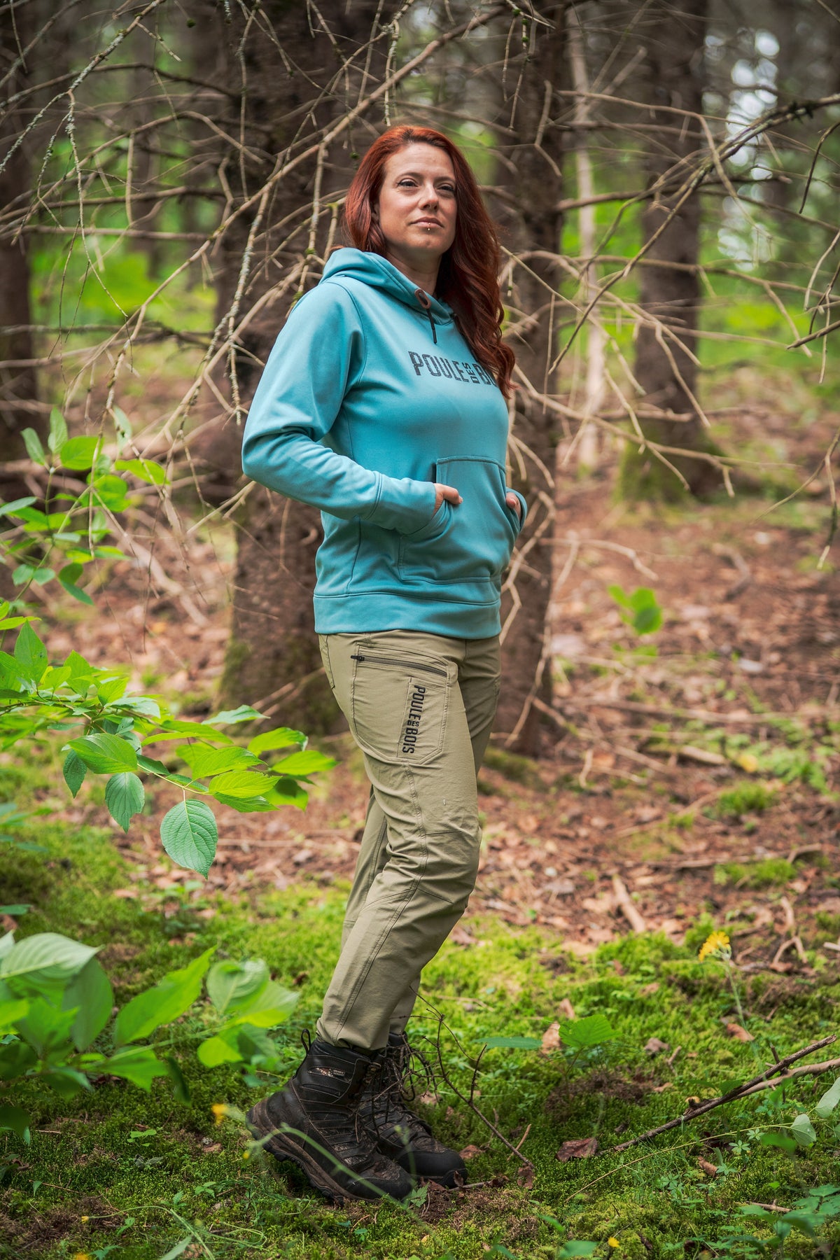 Hoodie Yuma sarcelle de Poule des Bois porté en forêt, vue d’ensemble