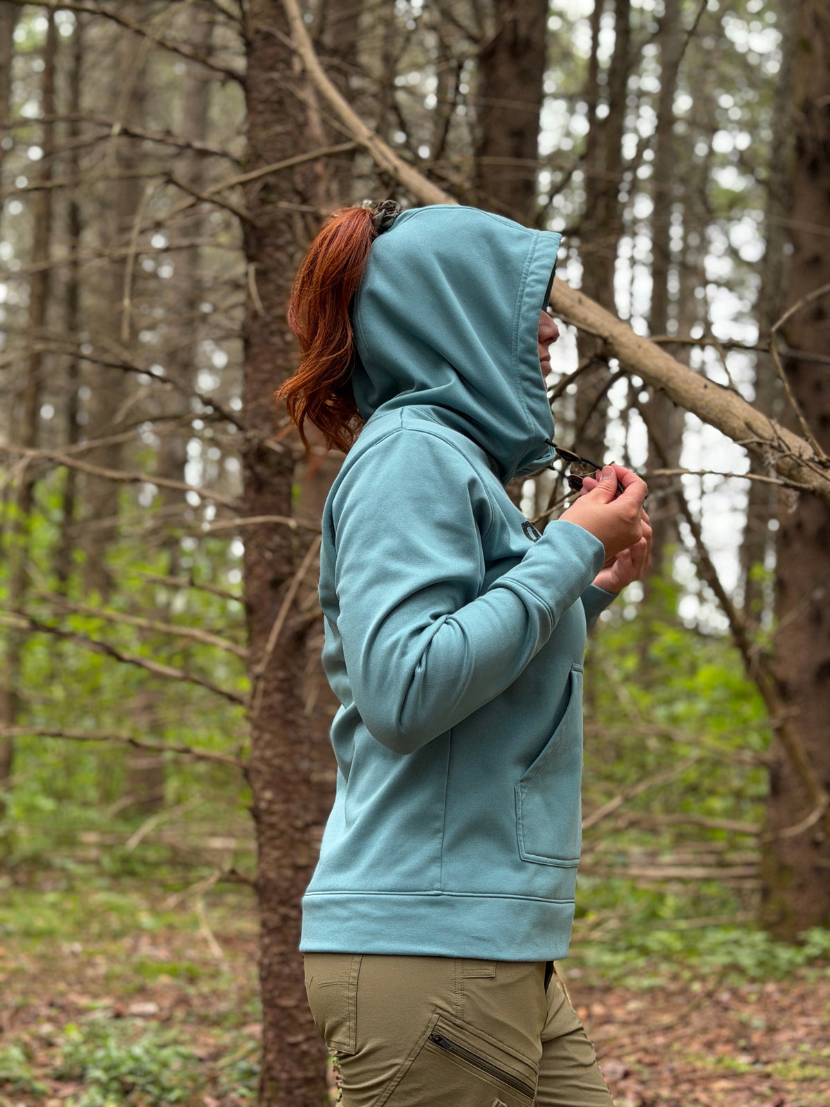 Hoodie à couette Yuma sarcelle porté de profil, capuchon relevé