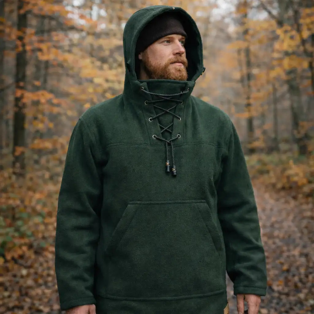 Sweat à capuche vert foncé avec laçage sur le devant et poche kangourou.