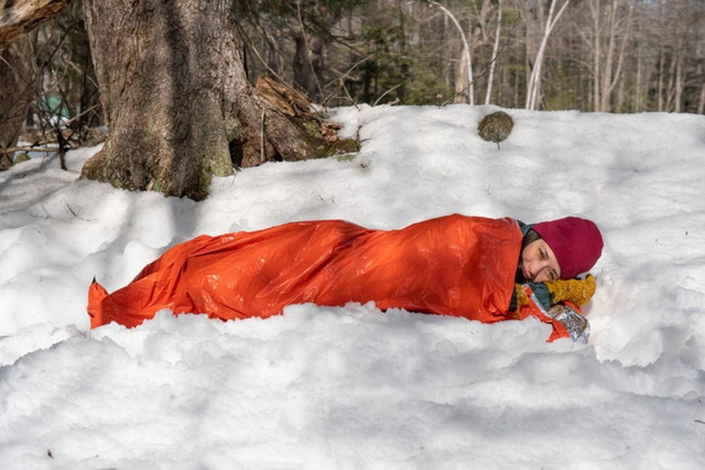 BIVOUAC D'URGENCE AVEC SIFFLET ET CORDON ALLUME-FEU