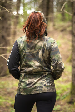 Hoodie à couette camo pour femme, vue arrière du motif camouflage