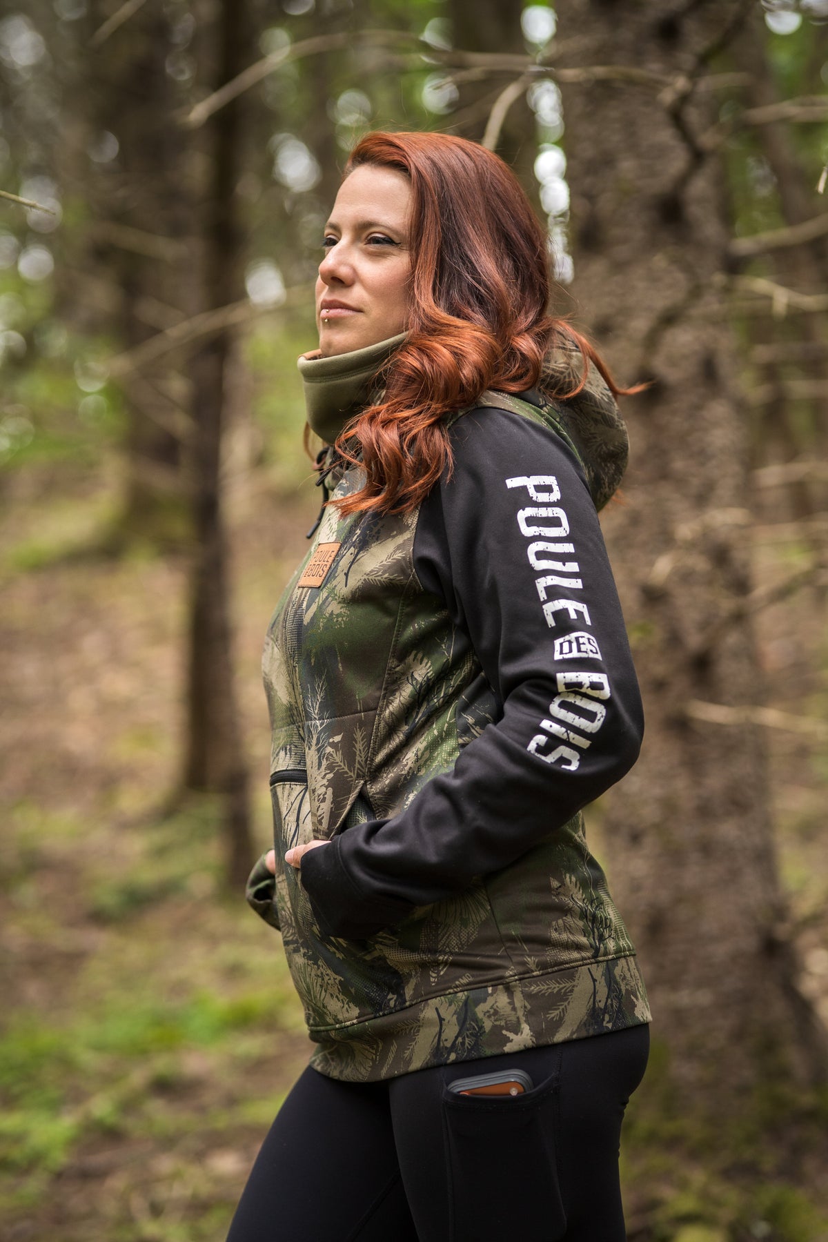 Hoodie camo Poule des Bois de profil, inscription sur la manche gauche noire