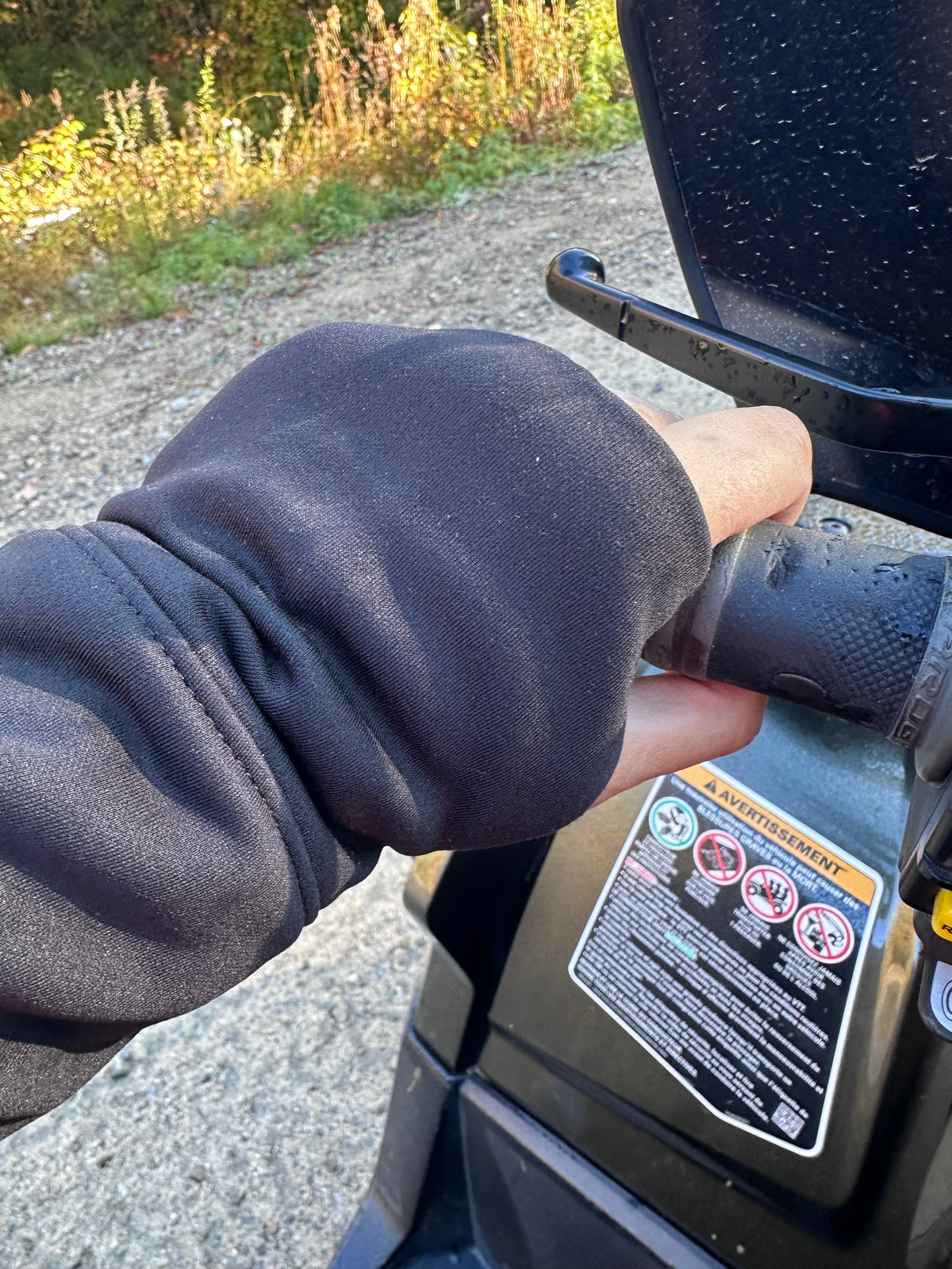 Détail du poignet avec ouverture pour le pouce du hoodie camo Poule des Bois