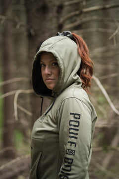 Capuchon du hoodie Elva olive avec ouverture pour couette haute et logo sur la manche