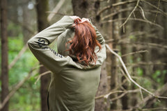 Hoodie Elva olive vu de dos, queue de cheval passant dans le capuchon