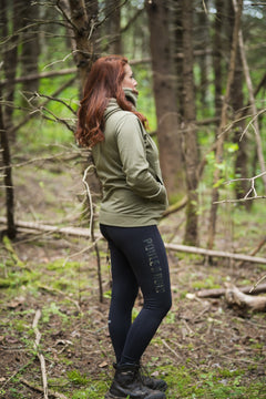 Hoodie Elva olive porté en forêt, vue de profil de la coupe pour femme