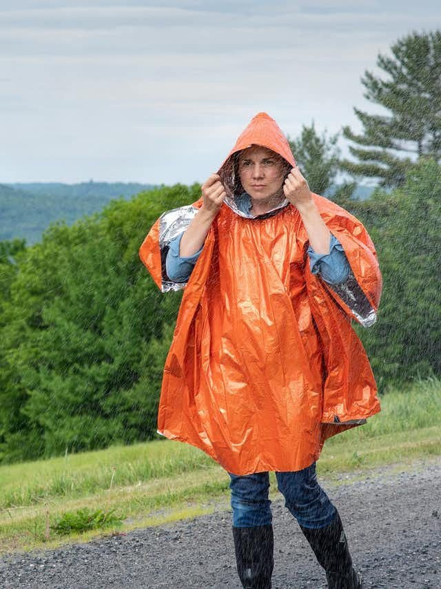 PONCHO RÉFLÉCHISSANT LA CHALEUR - SURVIVE OUTDOORS LONGER - PLEIN AIR CAMPING ET SURVIE - COUVERTURES ET ABRIS