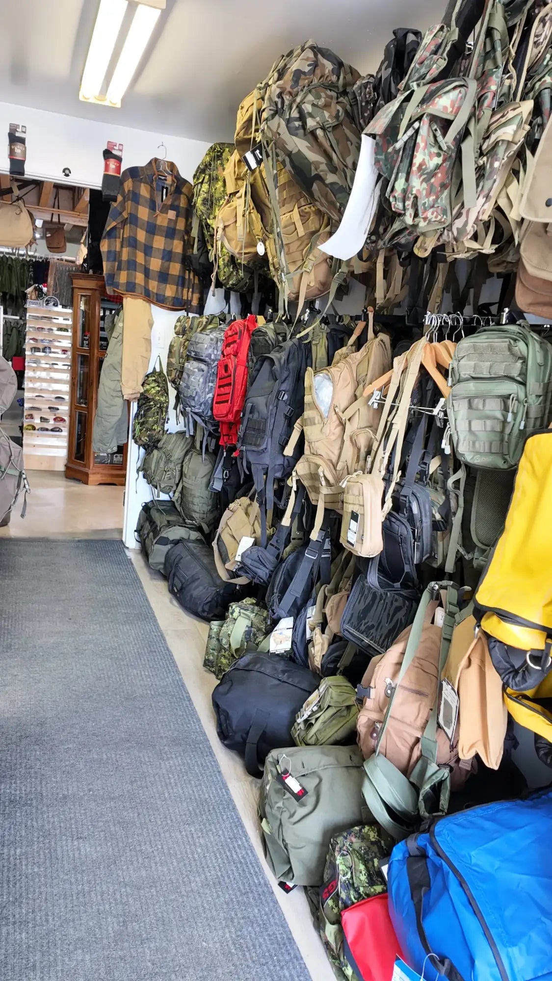 Sac à dos tactique avec plusieurs compartiments et des bretelles réglables.