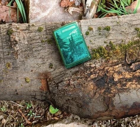 ZIPPO AVEC MONTAGNES AUX SOMMETS ENNEIGÉS