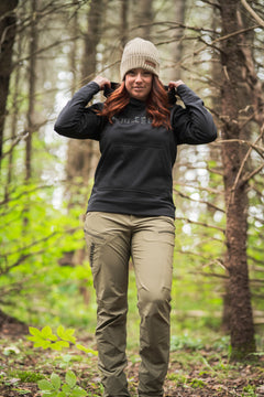 Tuque Beanie Poule des Bois sauge portée avec une tenue de plein air