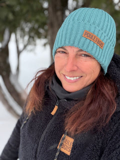 Tuque Beanie Poule des Bois sarcelle portée en hiver, vue rapprochée