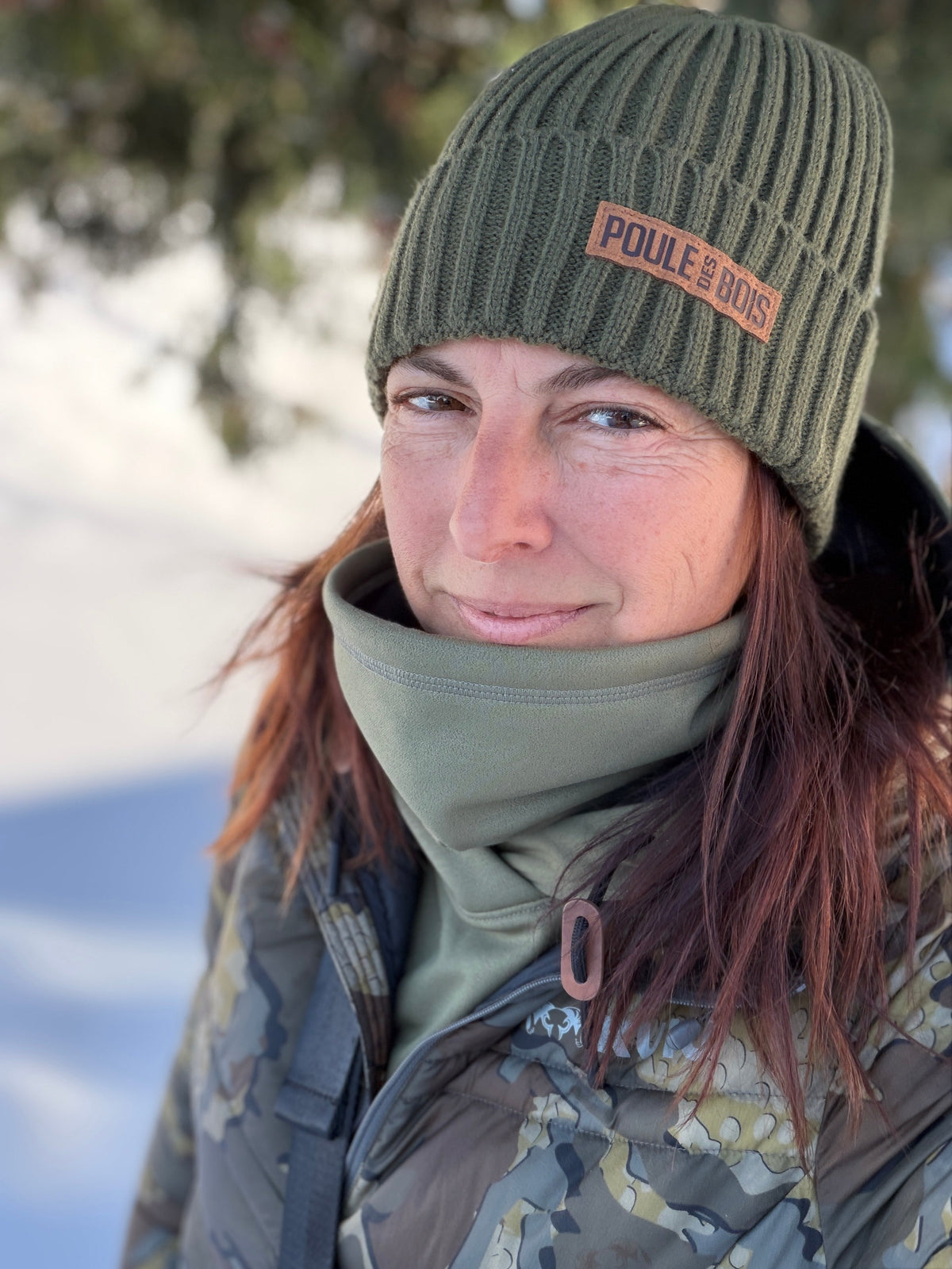 Tuque Beanie Poule des Bois olive portée, avec écusson latéral