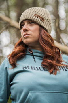 Tuque Beanie Poule des Bois sauge portée en forêt, vue rapprochée